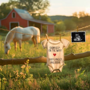 Könnte beinhalten: Ein weißer Strampler mit dem Text "Farm Help On The Way!" und einem roten Herzen. Unter dem Text steht "Baby Langley Aug. 2024". Der Strampler hängt an einer Wäscheleine mit einem weißen Pferd im Hintergrund.