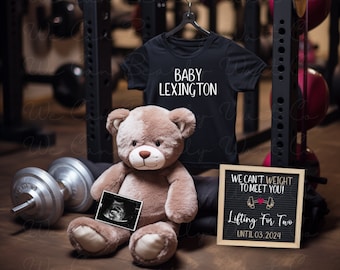 Peut inclure: Un t-shirt noir avec le texte "BABY LEXINGTON" est accroché à une barre de musculation dans une salle de sport. Un ours en peluche brun tient une image d'échographie. Un panneau en ardoise indique "WE CAN'T WEIGHT TO MEET YOU! Lifting For Two UNTIL 03.2024".