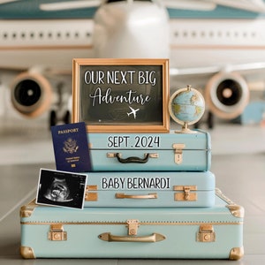 Grootste avontuur begint zwangerschap Aankondiging digitaal, nog een paspoort babyaankondiging, babyonthulling vliegtuigreizen thema, koffers