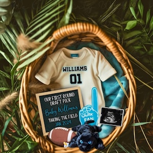 Puede incluir: Anuncio de bebé en una cesta de mimbre. Incluye un body color crema con "WILLIAMS 01", una pizarra con texto, un dedo de espuma, una pantera de peluche, un balón de fútbol y una imagen de ultrasonido. La pizarra dice "OUR FIRST ROUND DRAFT PICK Baby Williams TAKING THE FIELD JAN. 2024".
