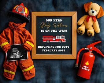 Puede incluir: Un letrero de pizarra con el texto "Our Hero Baby Williams is on the way! Reporting for Duty February 2025". Un camión de bomberos rojo está representado en el letrero. Un traje de bombero rojo con un casco amarillo y una imagen de ultrasonido en blanco y negro están en la imagen. Un extintor rojo con el texto "New Probie" está en la imagen. Un oso de peluche marrón con un lazo rojo está en la imagen.