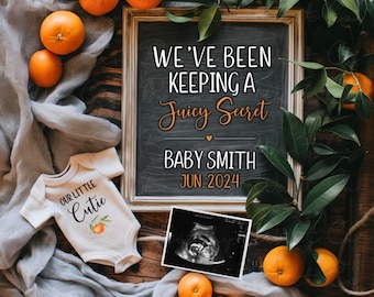 Op de afbeelding: Een zwangerschapsaankondiging met een schoolbord met de tekst "WE'VE BEEN KEEPING A Juicy Secret" en "BABY SMITH JUN. 2024". Inclusief een babyromper, een echo en sinaasappels.