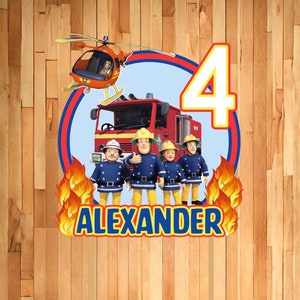 Könnte beinhalten: Ein rotes Feuerwehrauto mit einem Hubschrauber auf dem Dach, umgeben von vier Feuerwehrleuten mit Flammen dahinter. Die Zahl 4 befindet sich oben rechts und der Name Alexander unten.