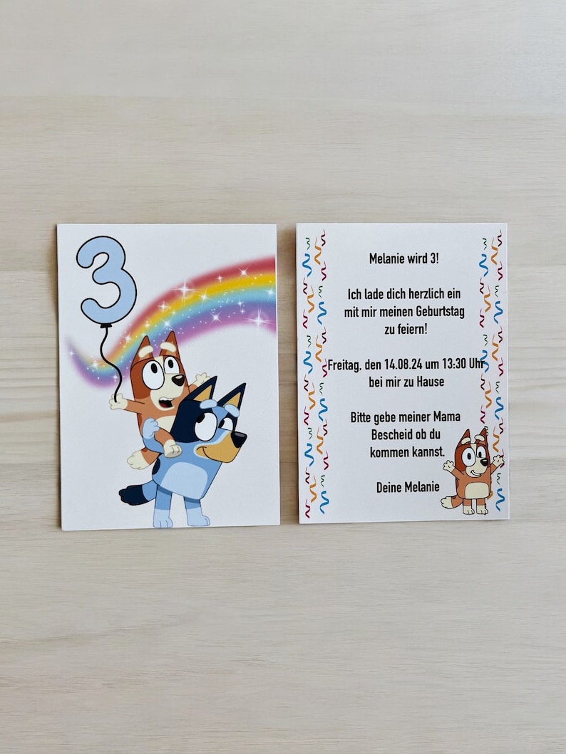 K&ouml;nnte beinhalten: Eine Geburtstagseinladung mit einem Cartoon-Hund, der einen Ballon mit der Nummer 3 h&auml;lt. Die Einladung lautet "Melanie wird 3!" und enth&auml;lt Details zur Geburtstagsfeier, einschlie&szlig;lich Datum, Uhrzeit und Ort.