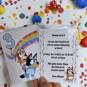 K&ouml;nnte beinhalten: Eine Geburtstagseinladung mit einem Cartoon-Hund mit blauem und orangefarbenem K&ouml;rper, der einen blauen Ballon mit der Nummer 3 h&auml;lt. Die Einladung ist f&uuml;r eine Geburtstagsparty am 14. August 2024 um 13:30 Uhr. Der Text lautet "Melanie wird 3! Ich lade dich herzlich ein mit mir meinen Geburtstag zu feiern! Freitag, den 14.08.24 um 13:30 Uhr bei mir zu Hause Bitte gebe meiner Mama Bescheid ob du kommen kannst. Deine Melanie"