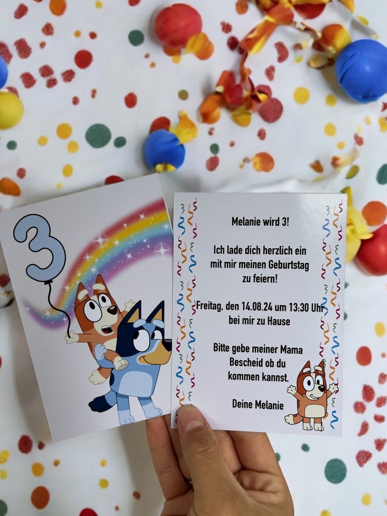 K&ouml;nnte beinhalten: Eine Geburtstagseinladung mit einem Cartoon-Hund mit blauem und orangefarbenem K&ouml;rper, der einen blauen Ballon mit der Nummer 3 h&auml;lt. Die Einladung ist f&uuml;r eine Geburtstagsparty am 14. August 2024 um 13:30 Uhr. Der Text lautet "Melanie wird 3! Ich lade dich herzlich ein mit mir meinen Geburtstag zu feiern! Freitag, den 14.08.24 um 13:30 Uhr bei mir zu Hause Bitte gebe meiner Mama Bescheid ob du kommen kannst. Deine Melanie"
