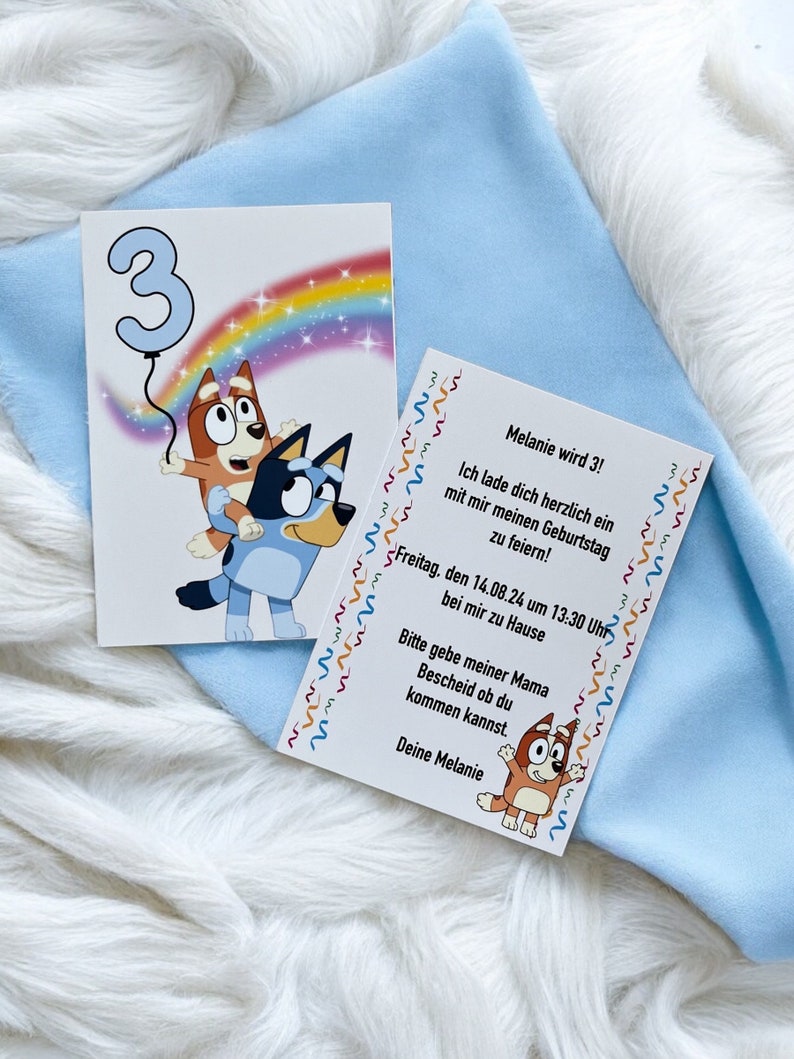 K&ouml;nnte beinhalten: Eine Geburtstagseinladung mit zwei Comic-Hunden, einem blauen und einem braunen, mit einem Regenbogen und der Zahl 3. Der Text lautet "Melanie wird 3! Ich lade dich herzlich ein mit mir meinen Geburtstag zu feiern! Freitag, den 14.08.24 um 13:30 Uhr bei mir zu Hause Bitte gebe meiner Mama Bescheid ob du kommen kannst. Deine Melanie"