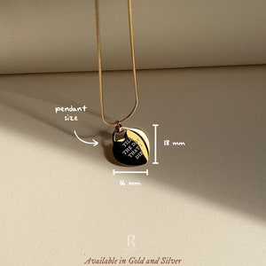 Pu&ograve; includere: Collana con ciondolo a forma di cuore in oro con l'iscrizione "Till the day that I die". Il ciondolo misura 16 mm di larghezza e 18 mm di altezza. La collana &egrave; disponibile in lunghezze di 18 o 20 pollici.