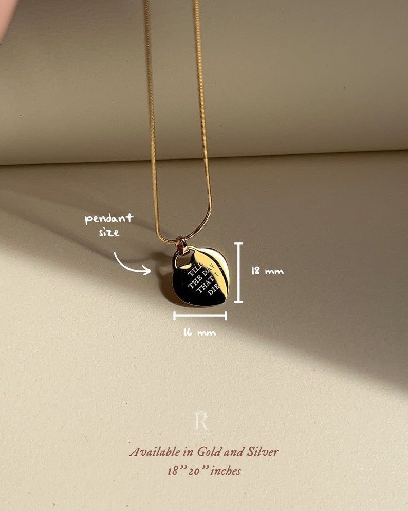 Pu&ograve; includere: Collana con ciondolo a forma di cuore in oro con l'iscrizione "Till the day that I die". Il ciondolo misura 16 mm di larghezza e 18 mm di altezza. La collana &egrave; disponibile in lunghezze di 18 o 20 pollici.