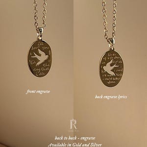 Peut inclure: Un collier en or avec un pendentif ovale repr&eacute;sentant une silhouette d'oiseau et un texte grav&eacute;. Le devant du pendentif porte l'inscription "I'll love you 'til the day that I die." Le dos du pendentif porte l'inscription "Birds of a feather we flock and I want better alone." Le collier est disponible en 18 ou 20 pouces.