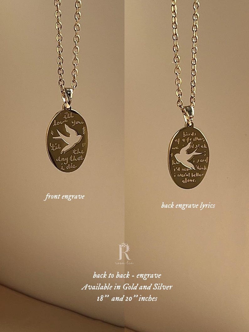 Peut inclure: Un collier en or avec un pendentif ovale repr&eacute;sentant une silhouette d'oiseau et un texte grav&eacute;. Le devant du pendentif porte l'inscription "I'll love you 'til the day that I die." Le dos du pendentif porte l'inscription "Birds of a feather we flock and I want better alone." Le collier est disponible en 18 ou 20 pouces.