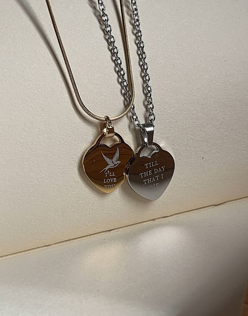 Collana con cuore inciso: acciaio inossidabile - Birds Of A Feather - ispirata a Billie immagine 1