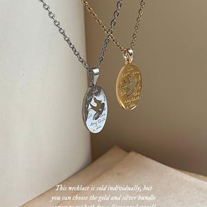 Peut inclure: Deux colliers en argent et en or avec un pendentif repr&eacute;sentant un oiseau et le texte "Je t'aimerai jusqu'au jour de ma mort".