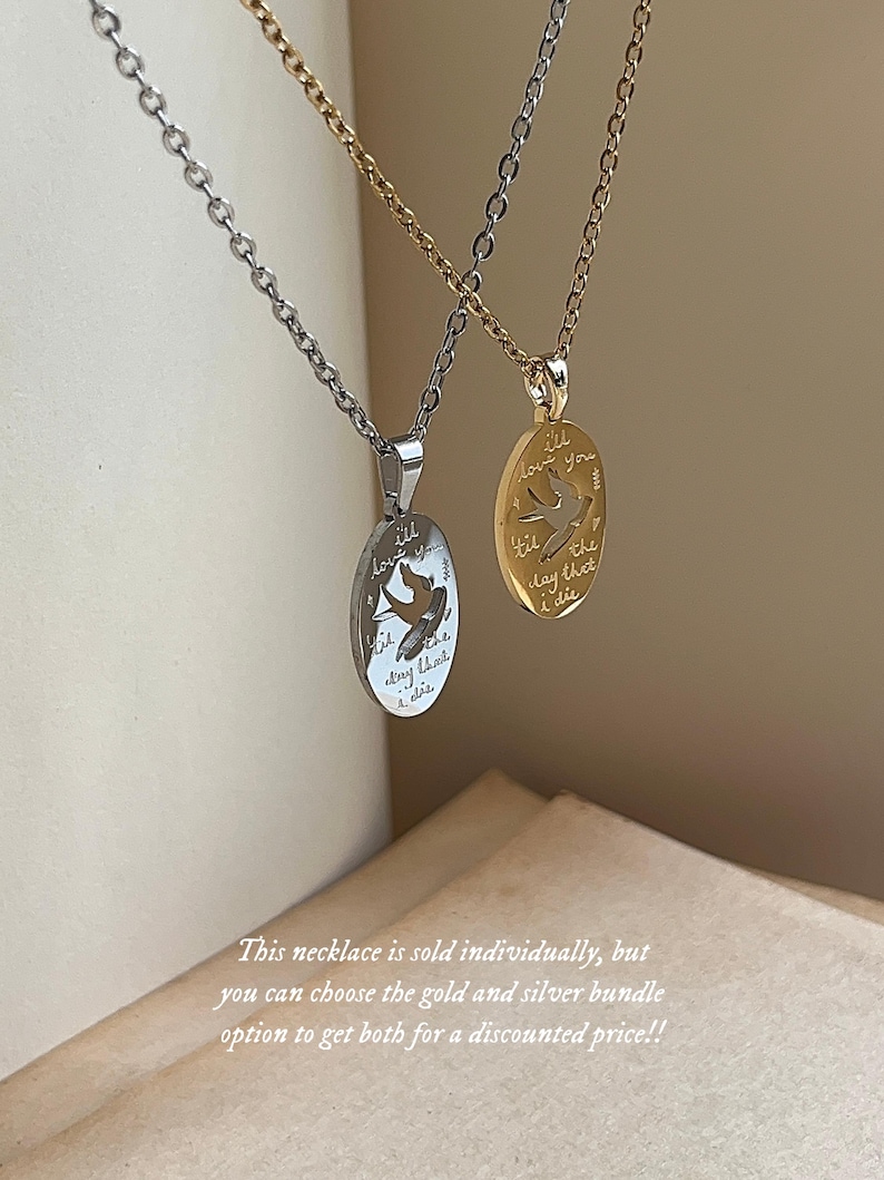 Peut inclure: Deux colliers en argent et en or avec un pendentif repr&eacute;sentant un oiseau et le texte "Je t'aimerai jusqu'au jour de ma mort".