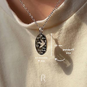 Peut inclure: Collier en argent avec un pendentif rond repr&eacute;sentant un oiseau en vol et le texte "I'll love you til the day that I die". Le pendentif mesure 20 mm de diam&egrave;tre.