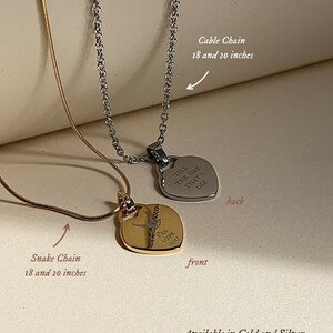Pu&ograve; includere: Due ciondoli a forma di cuore su catene. Il ciondolo dorato ha l'iscrizione "I'll Love You" e il ciondolo d'argento ha l'iscrizione "Till The Day That I Die". Le catene sono disponibili in stile a serpentina e a cavo, entrambe in 18 e 20 pollici.