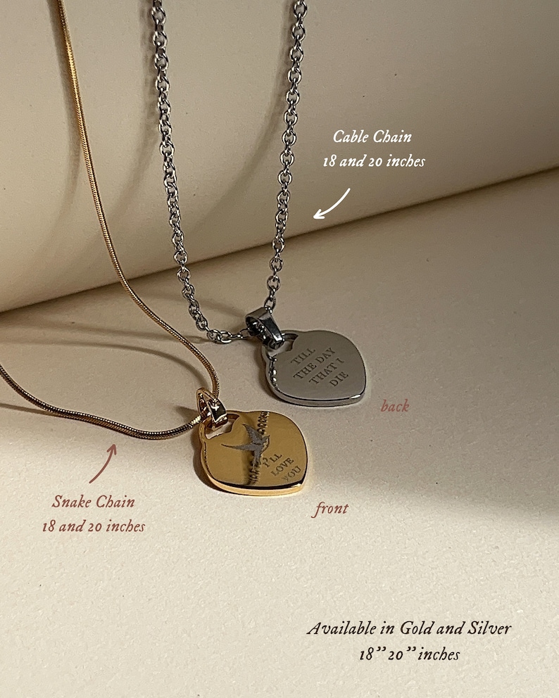 Pu&ograve; includere: Due ciondoli a forma di cuore su catene. Il ciondolo dorato ha l'iscrizione "I'll Love You" e il ciondolo d'argento ha l'iscrizione "Till The Day That I Die". Le catene sono disponibili in stile a serpentina e a cavo, entrambe in 18 e 20 pollici.