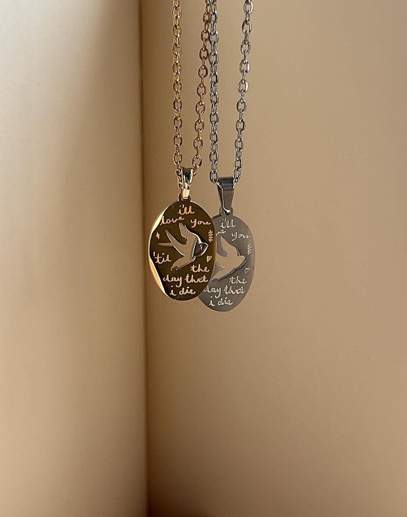 Collier gravé Birds of A Feather : pendentif Billie en acier inoxydable inspiré image 1