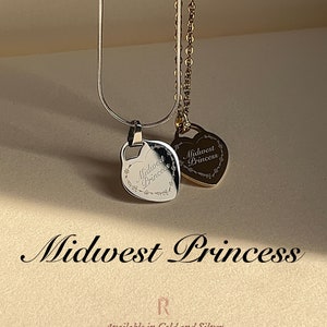 Puede incluir: Dos collares de plata en forma de corazón con el texto "Midwest Princess" grabado en ellos. Los collares están disponibles en 45 o 50 cm.