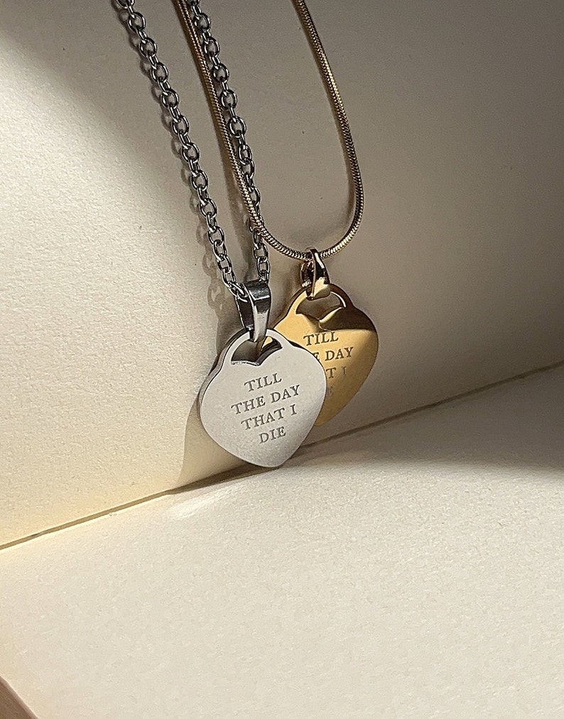 Collana con cuore inciso: acciaio inossidabile - Birds Of A Feather - ispirata a Billie immagine 2