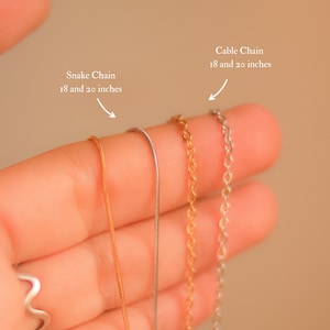 Peut inclure: L'image montre quatre types de cha&icirc;nes en or et en argent, dont une cha&icirc;ne serpent et une cha&icirc;ne c&acirc;ble. Les cha&icirc;nes mesurent 18 et 20 pouces de long.
