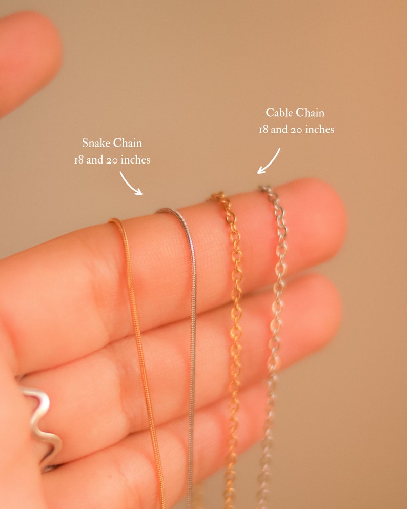 Peut inclure: L'image montre quatre types de cha&icirc;nes en or et en argent, dont une cha&icirc;ne serpent et une cha&icirc;ne c&acirc;ble. Les cha&icirc;nes mesurent 18 et 20 pouces de long.