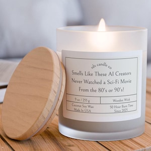 Puede incluir: Un tarro de vela de vidrio esmerilado blanco con una tapa de madera. La vela está etiquetada como "sds candle co" y tiene el texto "Smells Like These AI Creators Never Watched a Sci-Fi Movie From the 80's or 90's!" La vela pesa 9 onzas o 255 gramos, está hecha de cera de soja de coco, tiene una mecha de madera y un tiempo de combustión de 50 horas. La vela está hecha en los Estados Unidos.