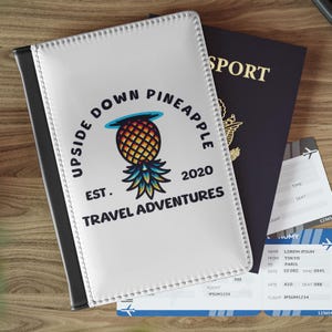 Ananas-Pass, Abenteuer erwartet Cover, Upside-Down-Reise, Tropischer Reisekoffer, Fernweh-Ananas, exotischer Passhalter