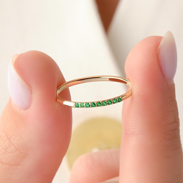 Petite bague empilable émeraude en or massif - Jonc demi-éternité délicat pavé en or 14 carats, pierre de naissance de mai