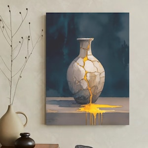 Peut inclure: Un vase en céramique blanche avec des fissures dorées est rempli d'un liquide jaune vif qui se déverse sur une surface grise. Le vase est sur un fond bleu foncé.