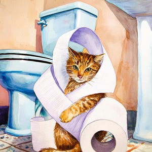 Peut inclure: Aquarelle d'un chaton tigr&eacute; roux enroul&eacute; dans un rouleau de papier toilette blanc. Le chaton a les yeux verts et se trouve devant des toilettes bleues et un d&eacute;cor de salle de bain.