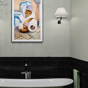 Peut inclure: Une impression encadr&eacute;e &agrave; l'aquarelle repr&eacute;sente un chat roux envelopp&eacute; de papier toilette dans une salle de bain. Le chat est au centre, avec des toilettes et un carrelage &agrave; motifs en arri&egrave;re-plan. La salle de bain est de style moderne.