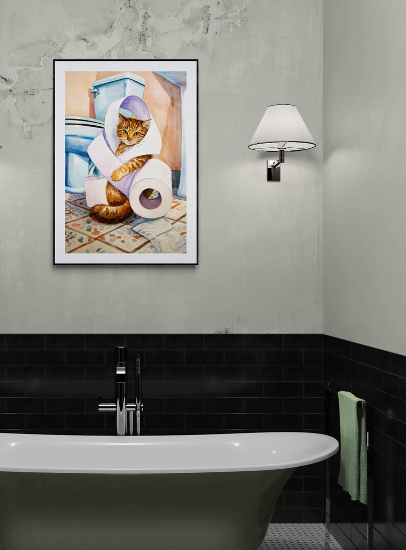 Peut inclure: Une impression encadr&eacute;e &agrave; l'aquarelle repr&eacute;sente un chat roux envelopp&eacute; de papier toilette dans une salle de bain. Le chat est au centre, avec des toilettes et un carrelage &agrave; motifs en arri&egrave;re-plan. La salle de bain est de style moderne.