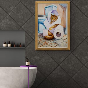 Peut inclure: Peinture &agrave; l'aquarelle encadr&eacute;e repr&eacute;sentant un chat roux jouant avec du papier toilette dans une salle de bain. Le chat est au centre, entour&eacute; de toilettes, de carreaux de sol &agrave; motifs et d'un rouleau de papier toilette. Le cadre est dor&eacute;.