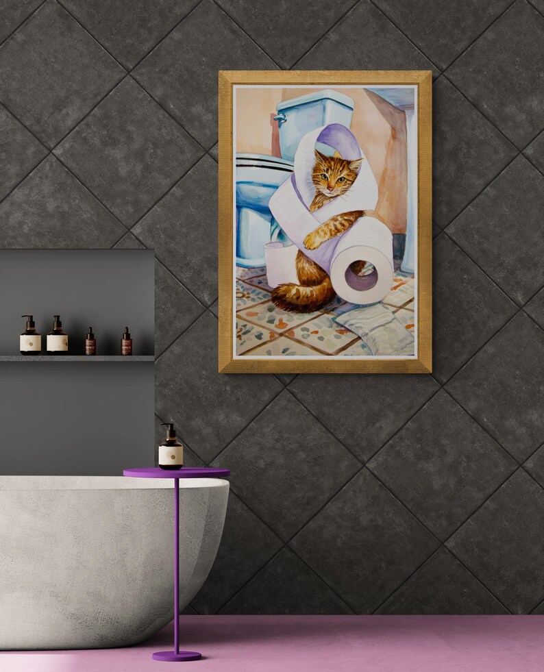 Peut inclure: Peinture &agrave; l'aquarelle encadr&eacute;e repr&eacute;sentant un chat roux jouant avec du papier toilette dans une salle de bain. Le chat est au centre, entour&eacute; de toilettes, de carreaux de sol &agrave; motifs et d'un rouleau de papier toilette. Le cadre est dor&eacute;.
