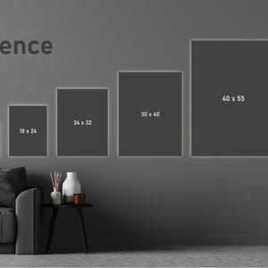 K&ouml;nnte beinhalten: Gr&ouml;&szlig;enreferenz f&uuml;r Kunstdrucke, die verschiedene Gr&ouml;&szlig;en von 23 x 30 cm bis 102 x 140 cm zeigen. Eine Person steht neben dem gr&ouml;&szlig;ten Druck, um die Gr&ouml;&szlig;e zu veranschaulichen.