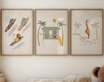 Zestaw trzech grafik z motywem surfingu dla dzieci, grafiki z motywem surfingu, wystrój pokoju dziecięcego z motywem surfingu, wystrój plażowego życia, ilustracje zwierząt surfujących