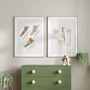 Juego de 2 láminas artísticas de animales surferos, decoración de habitación infantil de playa, arte mural de animales surferos para niños, arte mural de surf para niños