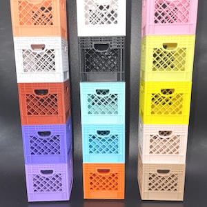 Peut inclure: Trois piles de mini-caisses à lait colorées : orange, blanc, rouge, violet et orange. La pile du milieu comprend des caisses noires, turquoise et bleues. La pile de droite a des caisses roses, jaunes et beiges. Chaque caisse a une poignée.