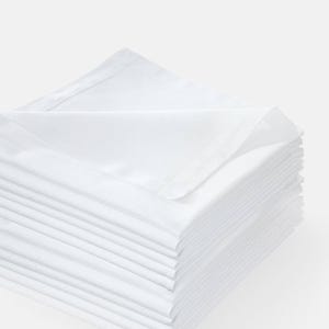 Puede incluir: Un montón de servilletas de lino blanco, dobladas y listas para usar. Las servilletas están hechas de un tejido suave y absorbente, perfectas para cualquier ocasión.