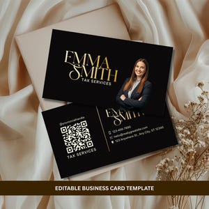 Può includere: Biglietti da visita neri con testo dorato e foto di una donna in blazer. Le carte presentano il testo "EMMA SMITH TAX SERVICES", un codice QR e informazioni di contatto. Le parole "EDITABLE BUSINESS CARD TEMPLATE" sono in basso.