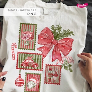 Puede incluir: Camiseta blanca con un diseño de acuarela con ilustraciones de sellos postales navideños. Los sellos representan un pastel, un coche, Papá Noel y un cascanueces. También se incluye un gran lazo rojo y ramitas verdes. El texto "DIGITAL DOWNLOAD PNG" está en la parte superior.