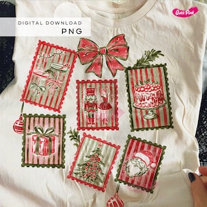 Puede incluir: Una camiseta color crema con un diseño navideño. El diseño incluye ilustraciones rojas y verdes estilo sello postal de regalos, un cascanueces, un pastel, un árbol de Navidad y Papá Noel. Las palabras "DIGITAL DOWNLOAD PNG" están impresas en la camiseta.