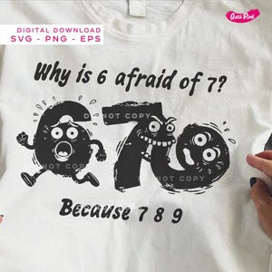 Könnte beinhalten: Weißes T-Shirt mit einer schwarzen Grafik der Zahlen 6, 7 und 9, jeweils mit Cartoon-Gesichtern. Der Text "Why is 6 afraid of 7? Because 7 8 9" ist darunter gedruckt. Das Shirt hat auch den Text "DIGITAL DOWNLOAD SVG - PNG - EPS".