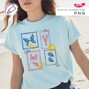 Pode incluir: Camiseta azul claro com quatro desenhos de selos postais com ilustra&ccedil;&otilde;es de vida marinha. Os selos retratam uma borboleta, uma lagosta, um caranguejo e ostras, cada um com uma fatia de lim&atilde;o. A camiseta tem mangas enroladas e o texto "FIRST CLASS X".