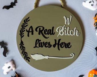 Witch Door Sign Wood, Funny 'A Real Witch Lives Here' Round Porch Decor, Rustic Halloween Hanging Sign, Spooky Front Door Decor