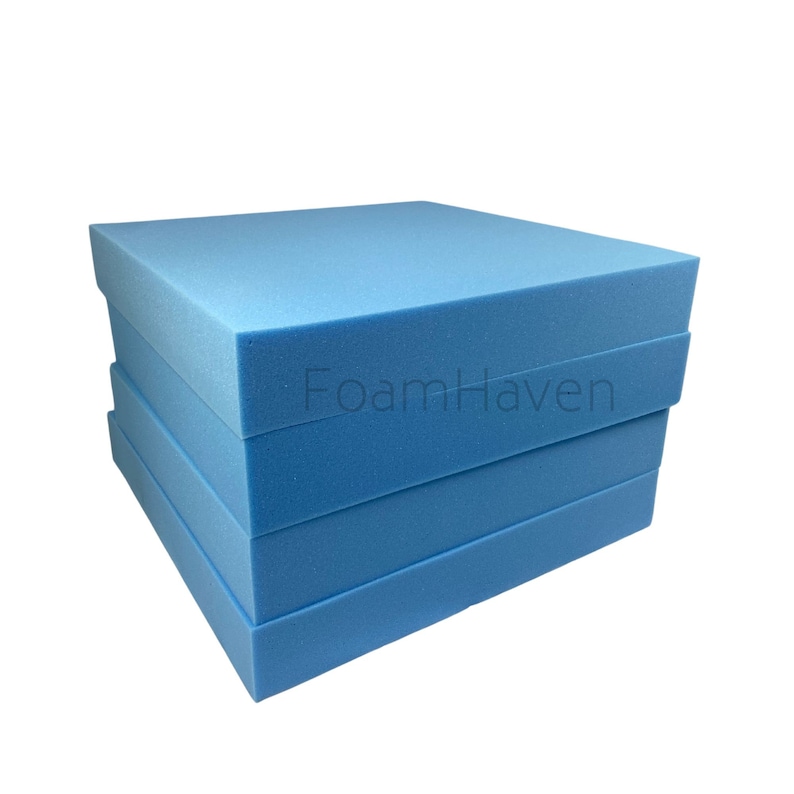 K&ouml;nnte beinhalten: Stapel aus vier hellblauen Schaumstoffquadraten. Das oberste Quadrat tr&auml;gt den Aufdruck "FoamHaven".