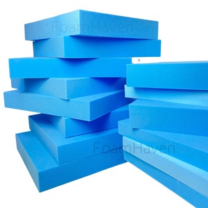K&ouml;nnte beinhalten: Ein Stapel hellblauer Schaumstoffplatten, auf denen auf zwei Platten der Text "FoamHaven" steht.