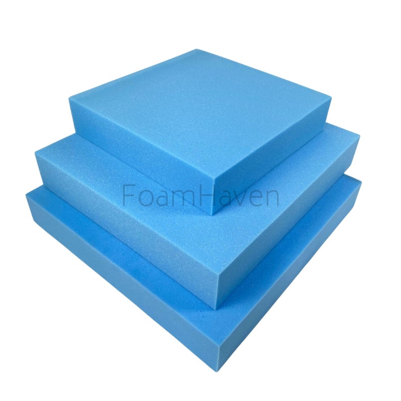 K&ouml;nnte beinhalten: Drei blaue Schaumstoffquadrate, die &uuml;bereinander gestapelt sind. Das obere Quadrat ist das gr&ouml;&szlig;te und das untere Quadrat ist das kleinste. Die Quadrate haben alle die gleiche Farbe und Textur.