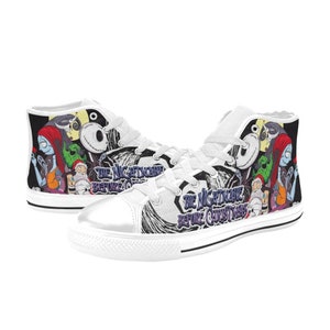 Może przedstawiać: Białe, wysokie buty z pł&oacute;tna z czarno-białym nadrukiem postaci z filmu "Koszmar przed świętami". Nadruk zawiera Jacka Skellingtona, Sally i inne postacie. Buty mają czarne sznur&oacute;wki i czarną obw&oacute;dkę wok&oacute;ł podeszwy.